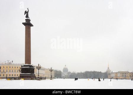 Menschen zu Fuß auf dem Schlossplatz mit St Isaacs Kathedrale und Admiralität Gebäude im Hintergrund St.Petersburg Russland Stockfoto