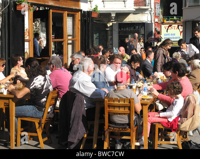 ISTANBUL, TÜRKEI. Menschen Essen vor einem Restaurant in der Galata Viertel Beyoglu. 2010. Stockfoto