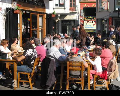 ISTANBUL, TÜRKEI. Menschen Essen vor einem Restaurant in der Galata Viertel Beyoglu. 2010. Stockfoto