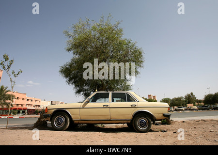 Ein Mercedes-Taxi in Marokko unter einem Baum geparkt Stockfoto