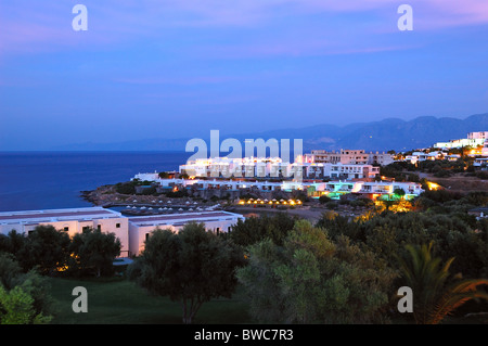 Nachtbeleuchtung des Luxushotels, Kreta, Griechenland Stockfoto