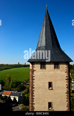 Ansicht des zweiten 1000 Jahre alte Schloss Rochlitz Turmburg mit Twin Dungeon Wohntürme mit Blick auf Dorf Mulde Fluss Stockfoto