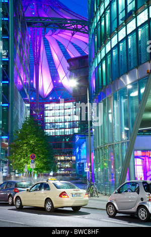 Autos und Taxis auf der Straße bei Nacht, Potsdamer Platz, Sony Center, Berlin, Brandenburger, Deutschland, Europa Stockfoto