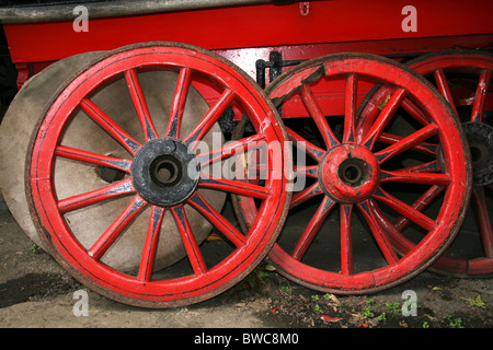 Rot Wagenräder aus einer alten Feuer Warenkorb bei Shibden Hall Yorkshire Vereinigtes Königreich UK Stockfoto