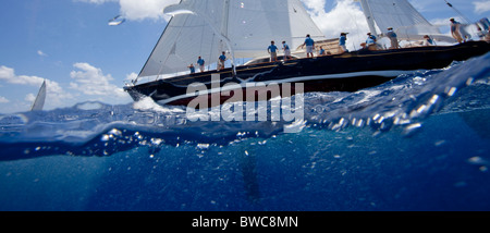 Yacht von unter Wasser betrachtet, St. Barths Bucket Super Yacht Regatta, Karibik, März 2009. Stockfoto