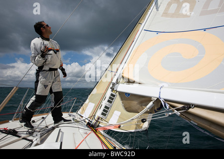 Skipper Armel le Cleac'h betrachtet Mast Figaro Yacht "Brit Air" ab Hafen la Foret, Bretagne, für Solitaire du Fig. Stockfoto