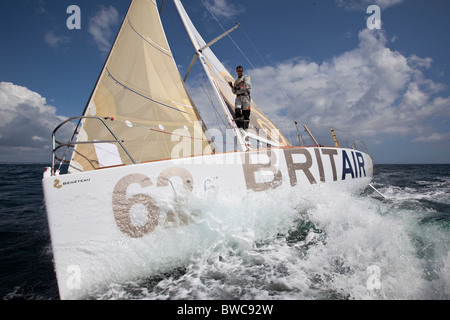 Skipper Armel le Cleac'h stehend auf Schwanenhals Figaro Yacht "Brit Air" ab Hafen la Foret, Bretagne, für die Solitaire du Figa Stockfoto