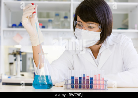 Weiblicher Wissenschaftler forschen im Labor Stockfoto