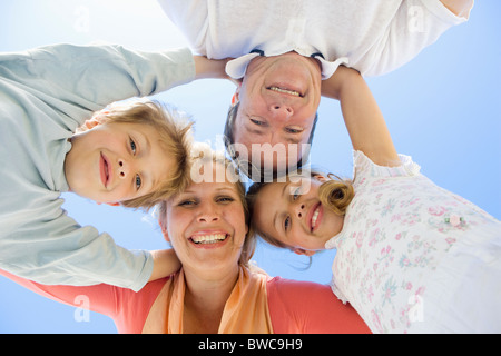 Familie mit jungen und Mädchen (8-9) im Huddle, Porträt Stockfoto