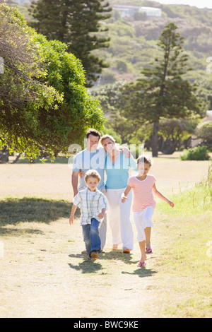 Familie mit jungen und Mädchen (8-9) zu Fuß im park Stockfoto
