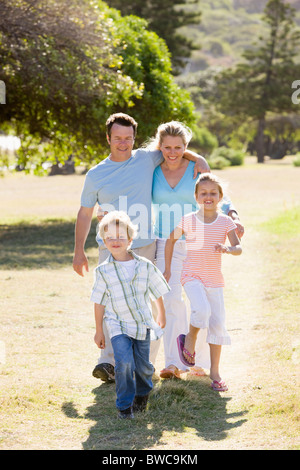 Familie mit jungen und Mädchen (8-9) zu Fuß im park Stockfoto
