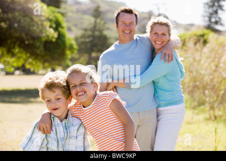 Familie mit jungen und Mädchen (8-9) zu Fuß im park Stockfoto