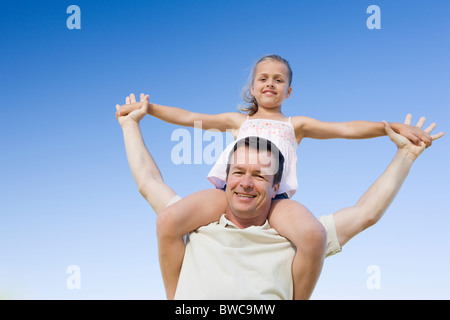 Vater mit Tochter (8-9) auf Schultern, Porträt Stockfoto