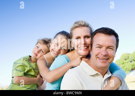 Familie mit jungen und Mädchen (8-9) umarmen Stockfoto