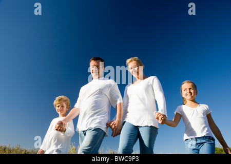 Familie mit jungen und Mädchen (8-9) gegen klar blauen Himmel Stockfoto