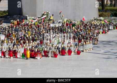 Große Kerzen platziert als Symbol der Trauer am Tag der Trauerfeier für alle, die in Smolensk-Katastrophe gestorben. Stockfoto