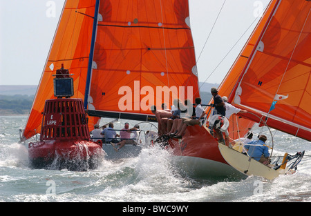 Zwei Ker 11.3 am 4. Tag bei der Skandia Cowes Week runden die leeward Mark in eine starke Strömung, Dienstag, 5. August 2003. Stockfoto