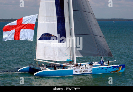 Tracy Edwards Maxi "Maiden II" Katamaran segelt in den Solent nach den 24-Stunden-Rekord zu brechen, während der atlantischen fr überqueren Stockfoto