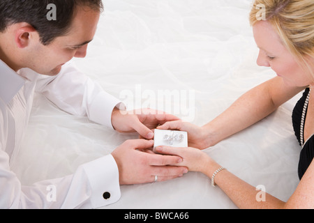 Mann und Frau Geschenk Stockfoto