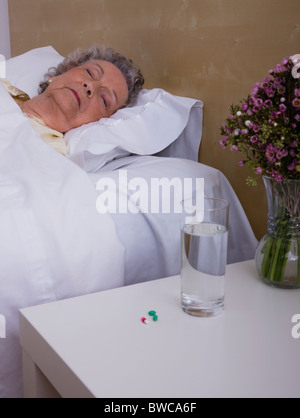 Ältere Frau schlafend im Bett Stockfoto