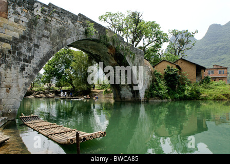 Bambus-Floß am Fluss Yulong Brücke, Guangxi, China Stockfoto