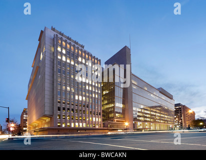 Die Gebäude der Welt-Bank Zentrale Hauptgebäude in der Abenddämmerung. H Bau 1818 H Street; Pennsylvania Avenue, Washington DC, USA Stockfoto