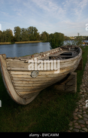Ein verwitterter Boot sitzt am Ufer des Lake Galve. Trakai, Litauen. Stockfoto