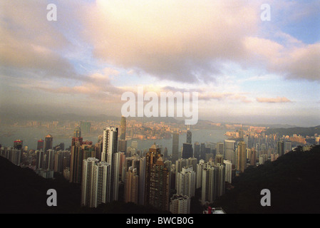 Blick auf Hong Kong Island, Victoria Harbour und Kowloon, vom Victoria Peak auf Hong Kong Island. China. Stockfoto