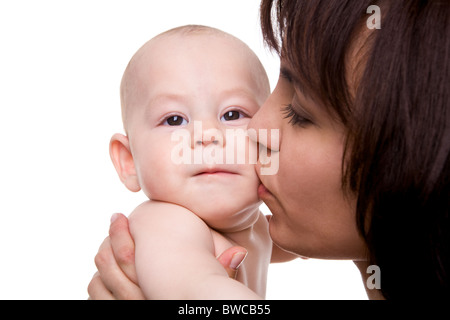 Nahaufnahme der sorgfältigen Mumie küssen ihr Baby Sohn auf weißem Hintergrund Stockfoto