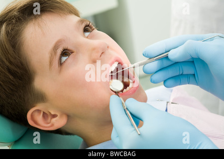 Nahaufnahme eines kleinen Jungen, seinen Mund zu öffnen, während zahnärztliche Untersuchung Stockfoto