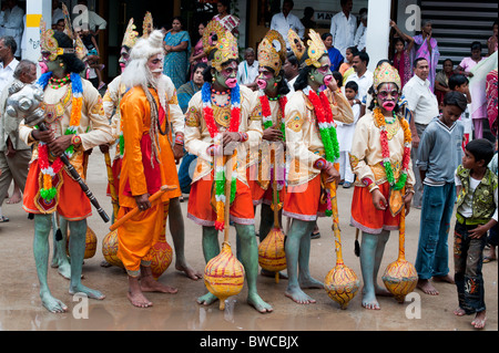 Indian festival Strassenkünstler gekleidet als Hanuman, an Sathya Sai Baba 85. Geburtstag feiern in Puttaparthi, Andhra Pradesh, Indien Stockfoto