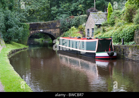 Narrowboat über Huddersfield Narrow Canal bei Uppermill, Lancashire, England, UK Stockfoto