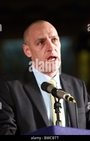 Ian Leahair, FBU London repräsentative Adressen Tausende von Feuerwehrleuten bei einer nationalen Kundgebung Stockfoto