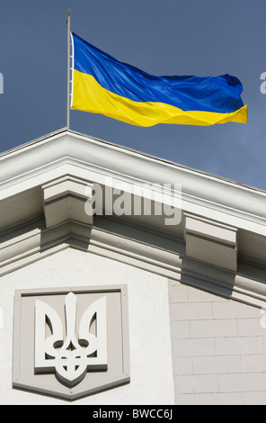 Die ukrainischen Fahnenschwingen auf ein Regierungsgebäude in der Hauptstadt Kiew Stockfoto