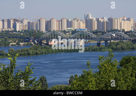 Skyline von Kiew am Dnjepr im Sommer Stockfoto