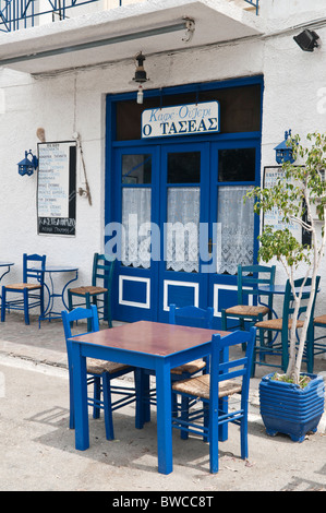 Griechische Ouzeri mit blauen Tischen und Stühlen in Poros-Stadt, Insel Poros, Griechenland Stockfoto