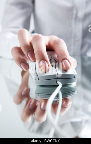 Nahaufnahme der weiblichen Hand auf Computer oder Laptop Maus während der Arbeit Stockfoto