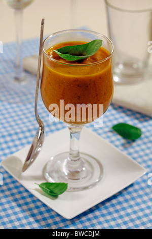 Tomaten-Basilikum-Creme. Rezept zur Verfügung. Stockfoto