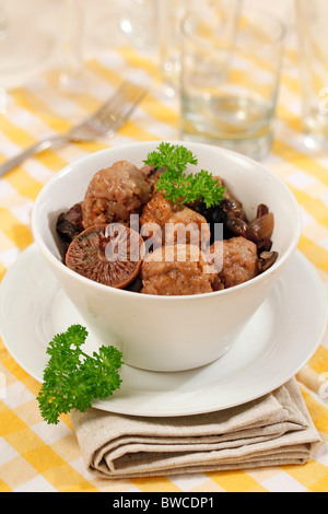 Fleischbällchen mit Waldpilzen. Rezept zur Verfügung. Stockfoto