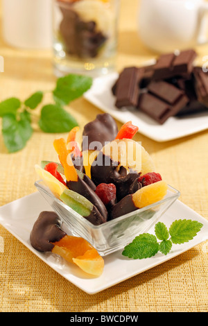 Kandierte Früchte mit Schokolade. Rezept zur Verfügung. Stockfoto
