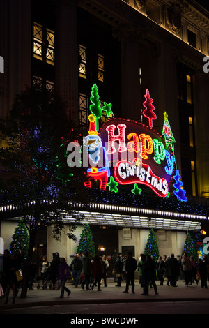 Weihnachtsbeleuchtung auf der Fassade des Selfridges in der Oxford Street in der Nacht Stockfoto