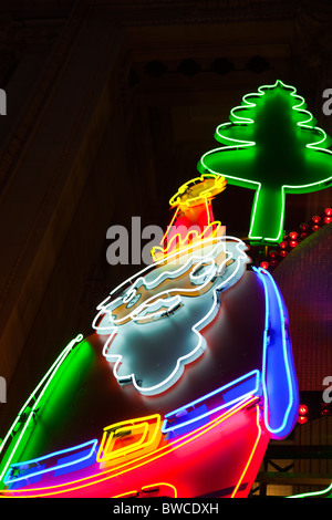 Weihnachtsbeleuchtung auf der Fassade des Selfridges in der Oxford Street in der Nacht Stockfoto