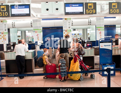 Check-in-Schalter am neuen Terminal ab 2009 am Flughafen Barcelona oder Flughafen El Prat Stockfoto