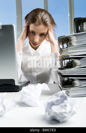 Bild der müde Geschäftsfrau sitzen an ihrem Arbeitsplatz nach dem harten Arbeitstag Stockfoto