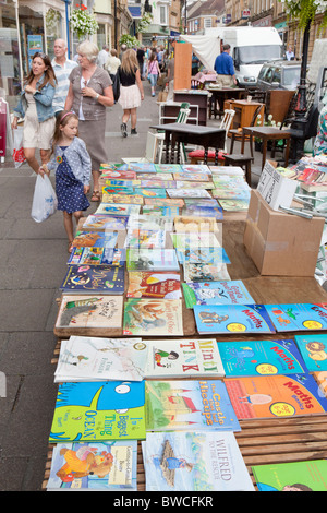 Ein Buch-Stall in den Samstagmorgen Straßenmarkt in Sherborne, Dorset Stockfoto