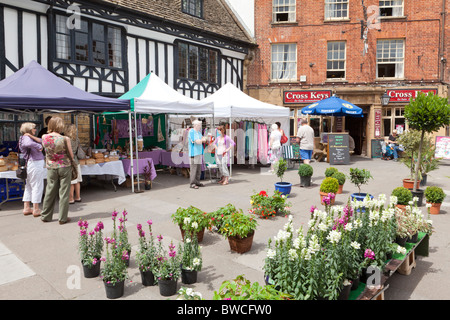 Verkaufsstände auf dem Straßenmarkt am Samstagmorgen in Sherborne, Dorset, Großbritannien Stockfoto