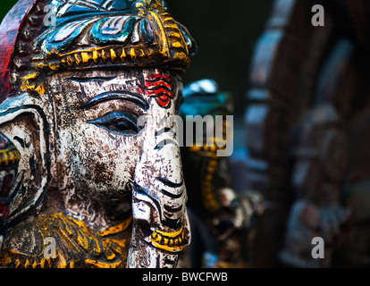 Hinduistische Elefantengott, Lord Ganesha. Alte bunte hölzerne statue Stockfoto