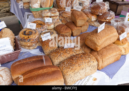 Eine Vielzahl von spezialisierten Brot aus Taylors traditionelle Bäcker auf einem Stand am Samstagmorgen Markt in Sherborne, Dorset Stockfoto