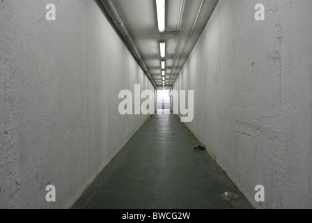 Artifiale Tunnel mit Neonröhren Stockfoto