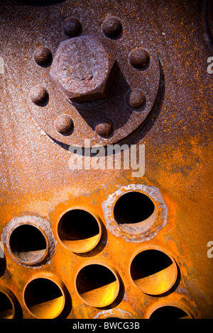 Sehr große industrielle Nuss auf einem alten verfallenen Stück Dampf-Maschinen.  Reiche orange rostige Farben vorhanden. Stockfoto